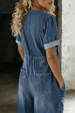 Maya Denim-Jumpsuit mit V-Ausschnitt und Bindeknoten