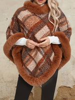 Langer Poncho-Pullover mit Fellimitatbesatz im Karo-Design