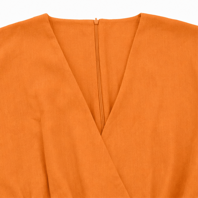 Weiter Jumpsuit mit V-Ausschnitt und plissiertem Taillengürtel als Zweiteiler-Look