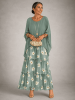 Gestuftes Chiffon-Maxikleid mit Fliessendem Cape-Ärmel und Weitem Schnitt