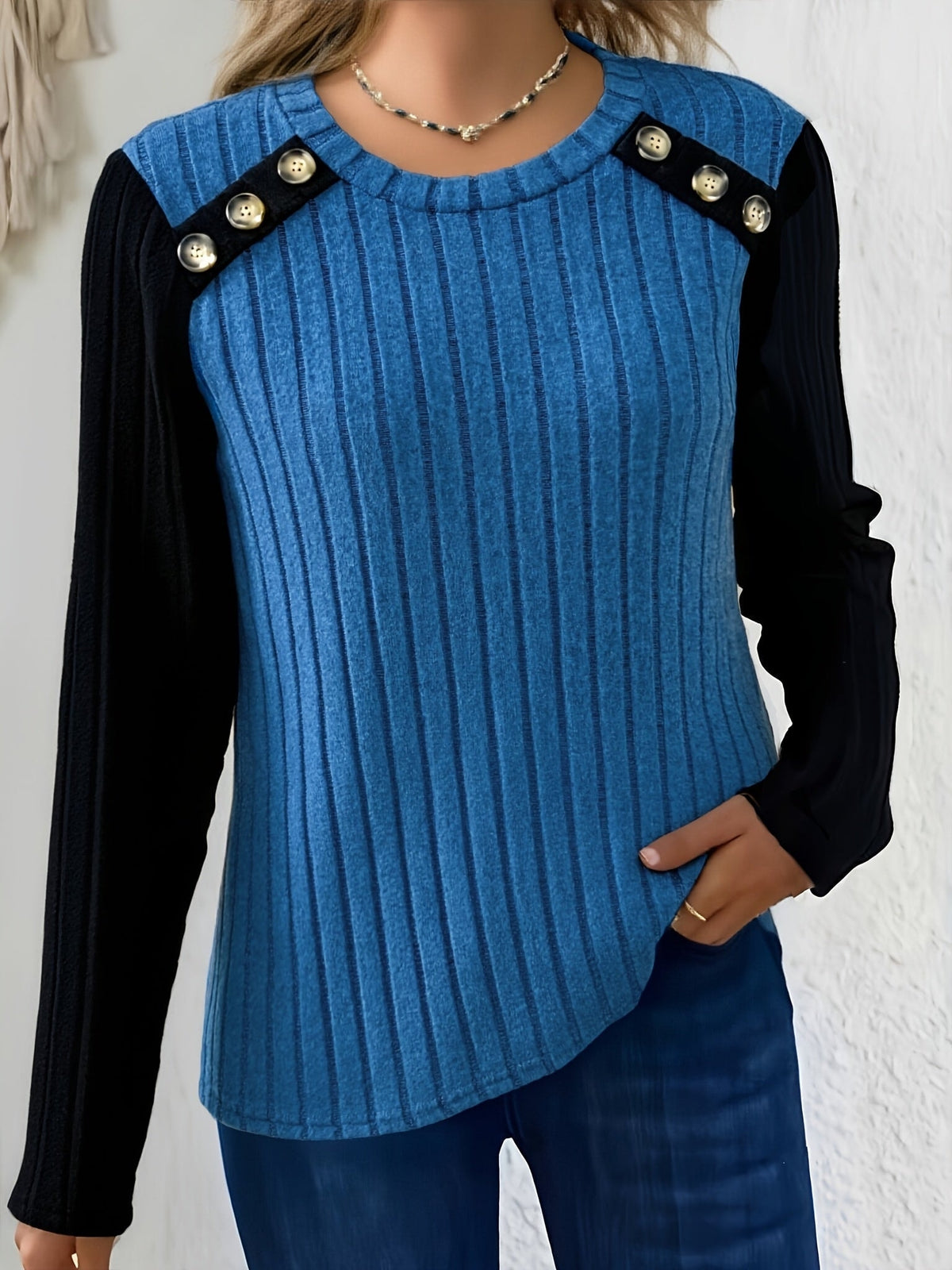 Damen Pullover Langarmshirt mit Kontrastärmeln und Knopfdetail am Rundhals