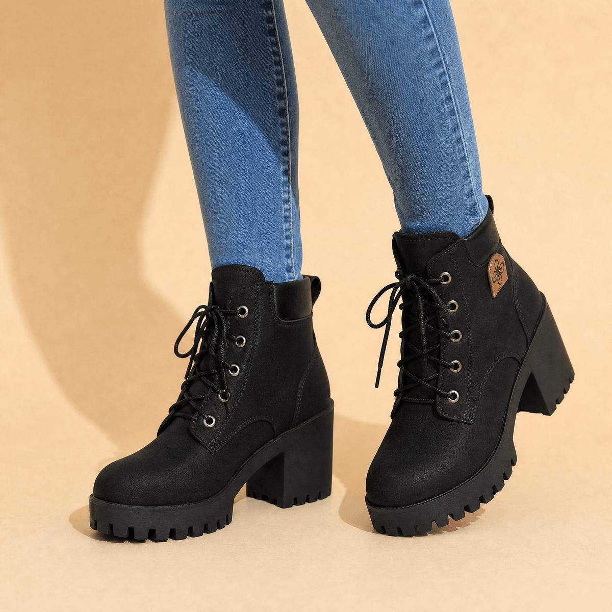 Chunky Plateau-Boots mit Blockabsatz und Schnürung