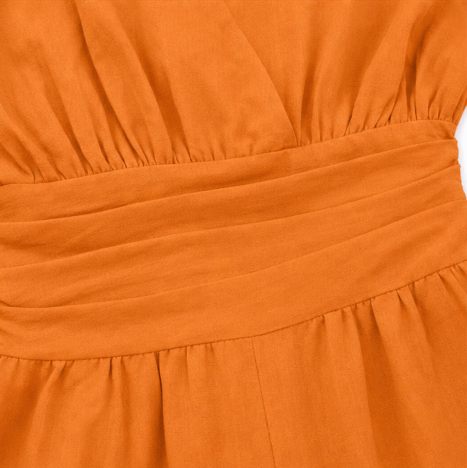 Weiter Jumpsuit mit V-Ausschnitt und plissiertem Taillengürtel als Zweiteiler-Look