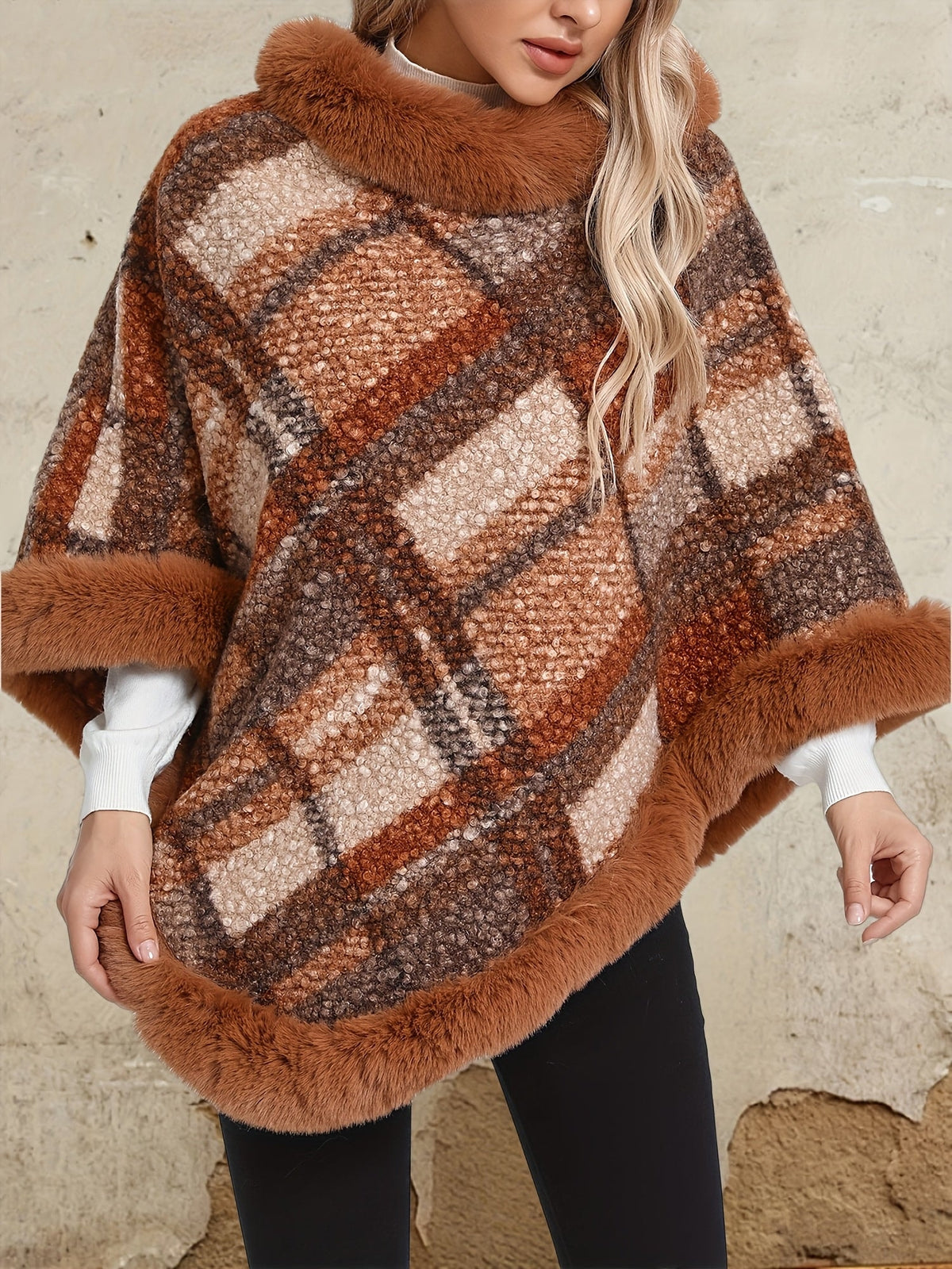 Langer Poncho-Pullover mit Fellimitatbesatz im Karo-Design