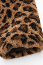 Langer Leoparden-Fellmantel aus Kunstfell mit offenem Schnitt